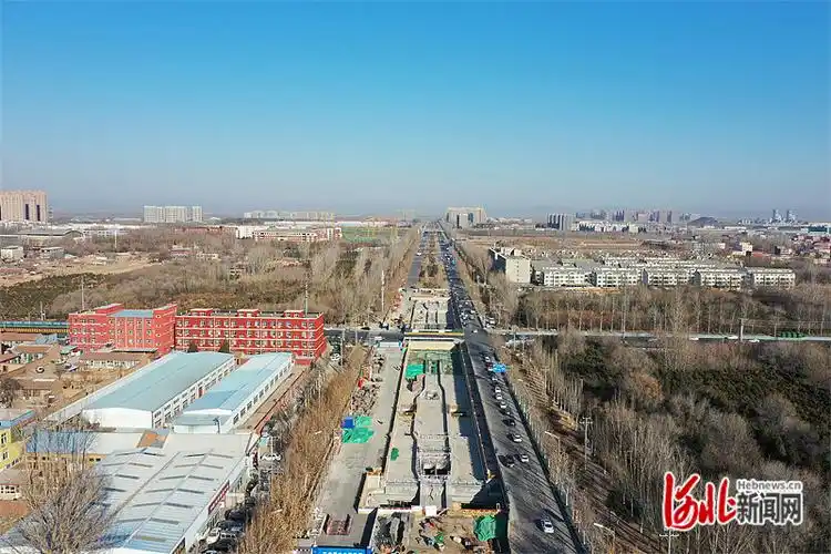 12月31日,俯瞰北京轨道交通22号线(平谷线)河北段18标项目潮白大街站