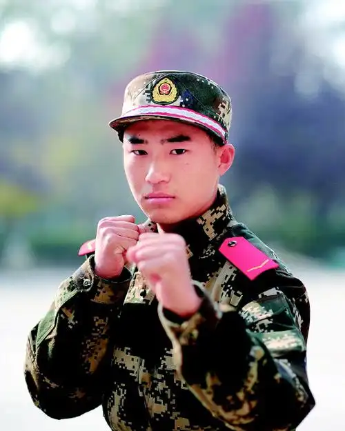 赖荣新戎装照变硬汉