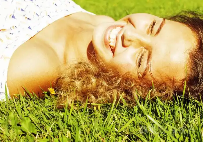 年轻可爱的夏天女孩在外面放松快乐的绿色草地上微笑结束了,人们生活