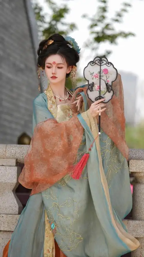 隋唐洛阳城九洲池内一场精美的汉服走秀盛大开场,不仅有炫酷的双人