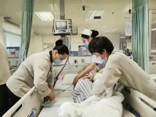 市中心医院自办陪护工管理模式正式启动力求做到患者放心护工安心医院