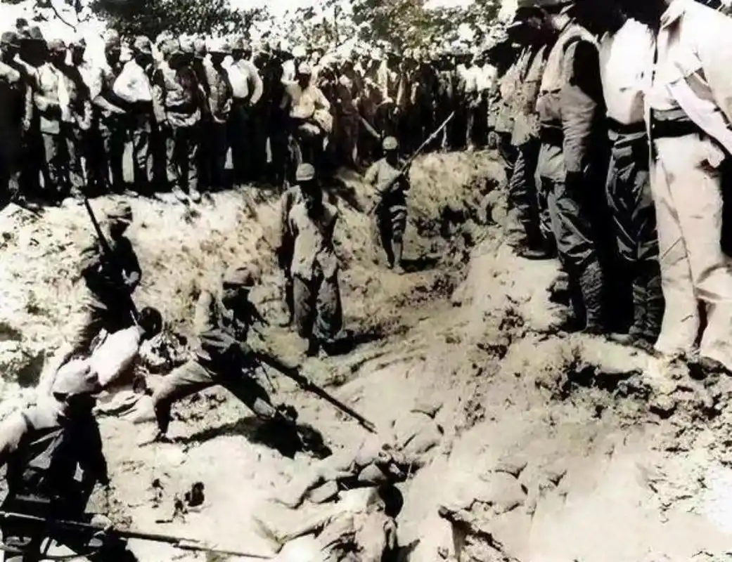 日本鬼子残忍地杀害被俘的士兵