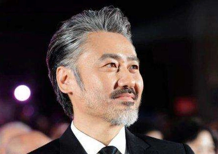 随着时代潮流的变迁,从欧美,日韩,再到港台,内地,一场鬓角风潮席卷