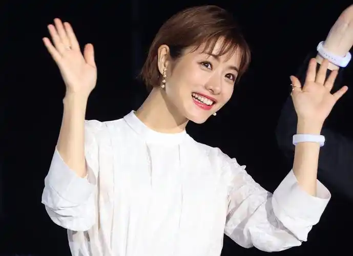 石原里美日本横滨传递奥运圣火 笑容治愈力max-搜狐大视野-搜狐新闻