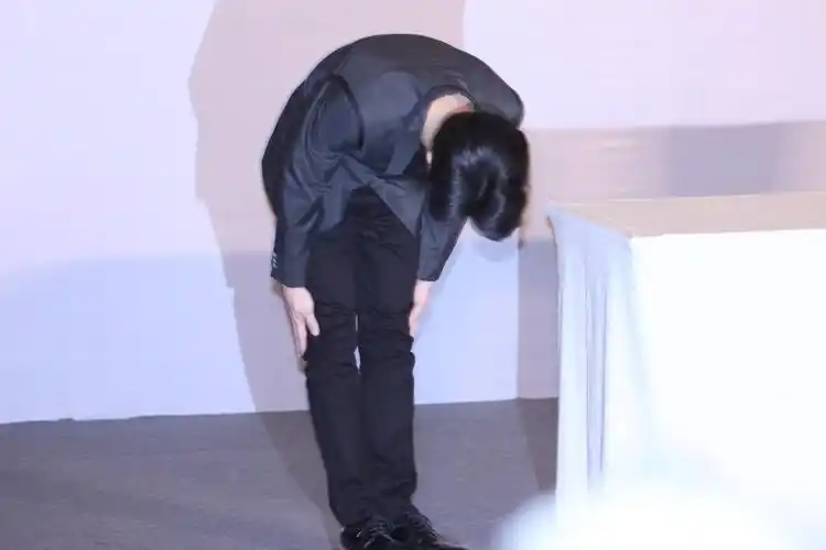 房祖名鞠躬致歉