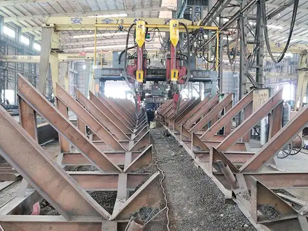 钢结构厂房下部设置撑杆的托架或托梁设计