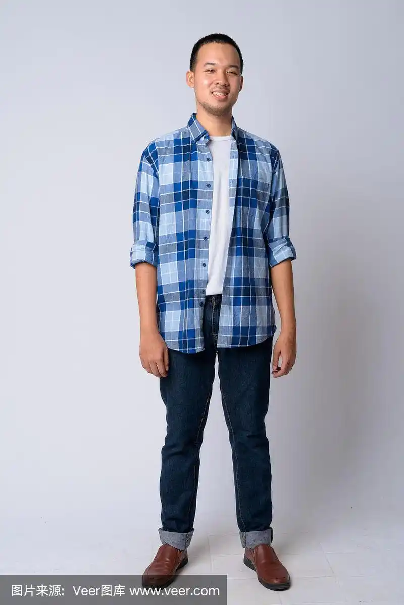 全身照片快乐年轻的亚洲潮男微笑