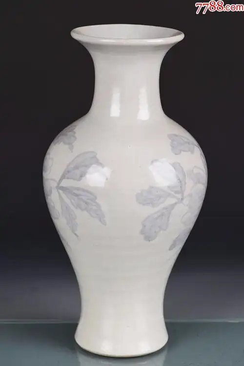 宋代青花高丽瓷折枝花纹赏瓶