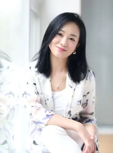 43岁涓子晒美照,印花裙配长发减龄又少女!一袭开衫美得端庄优雅_穿着