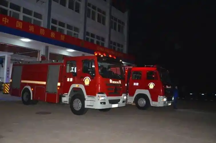 随着急促的警铃声响起,消防员立即跑向车库,迅速着装登车,消防车在