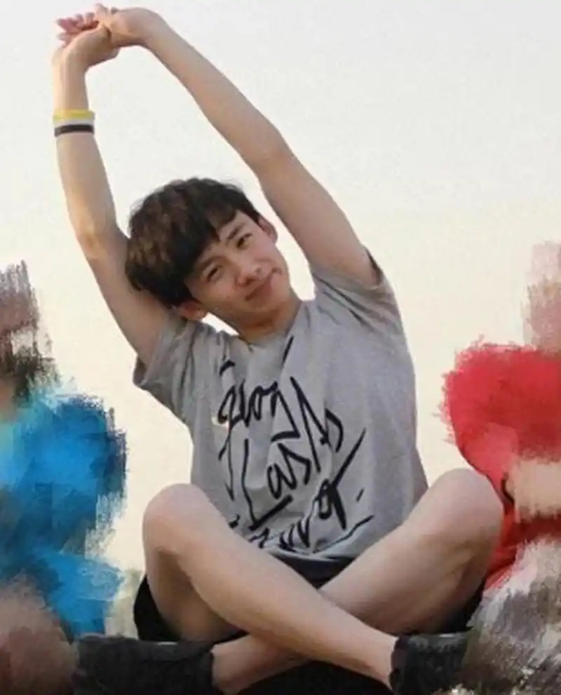 白敬亭早期旧照!那时候的他真土啊!咋说呢,包装使人洋气!