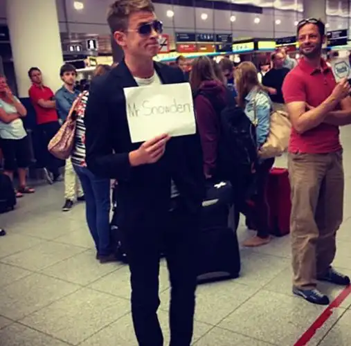 整理一波国外的奇葩接机牌,感觉自己在机场脸都丢完了 | 英