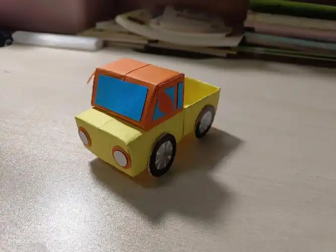 每次做完手工妞儿都要要求拍照留念#折纸手工  #幼儿手工汽车 ##折纸