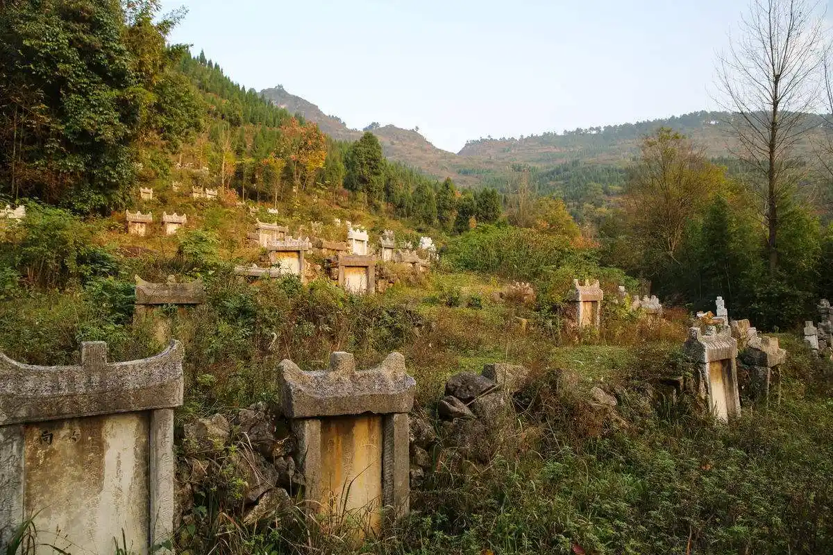 父亲的坟对谁的影响大?儿女要注意