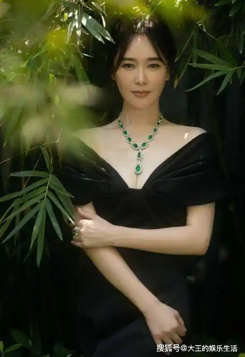 体操冠军左小青,姜文捧红,嫁大20岁富商,47岁离异带娃风韵犹存