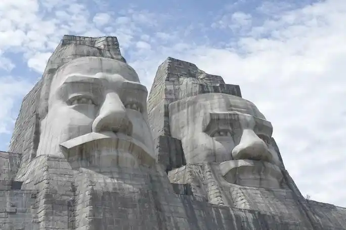 p>炎黄二帝巨型塑像位于河南省 a target="_blank" href="/item/郑州