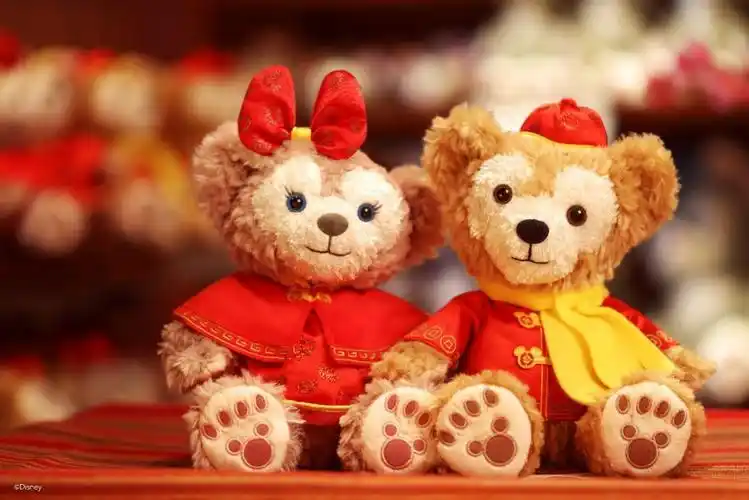 (穿着传统新年服饰的迪士尼朋友玩偶)(精心设计的亲子款服饰)(迪士尼