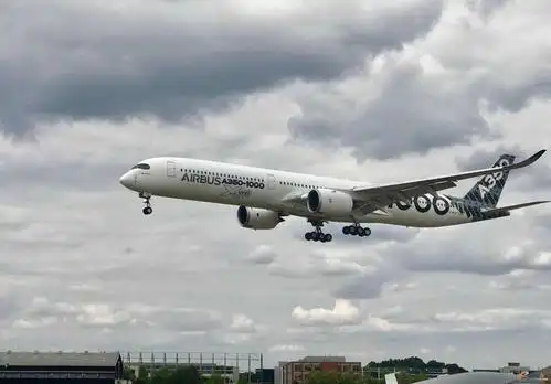 空客最新一代远程宽体飞机a350-1000与其前代机型737-700相比,计划于