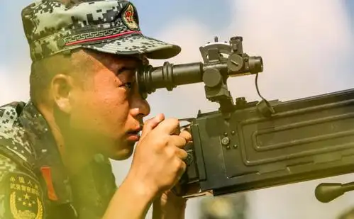 射手瞄准射击.侯崇慧 摄 编辑:韩松豫