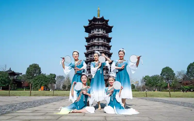 团扇舞《丁汀》无数次的花开花落落英缤纷【单色舞蹈】_哔哩哔哩_bili