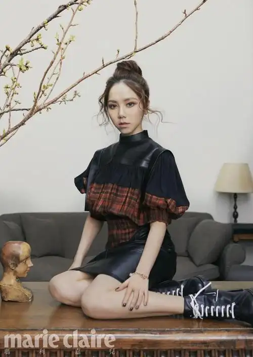 邓紫棋登港版杂志封面 丸子头配复古服饰可酷可甜