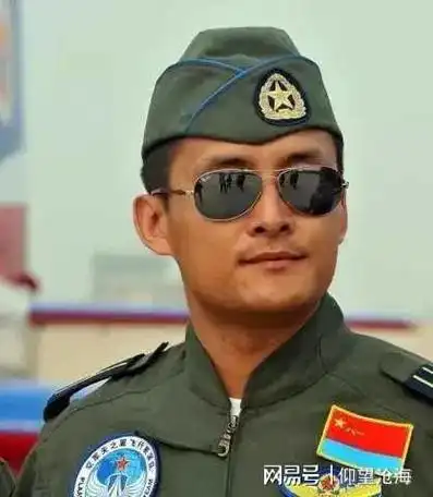 解放军海军开始佩戴船形帽