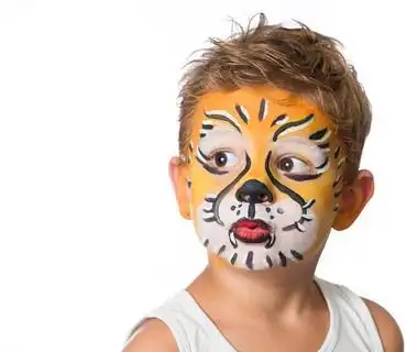 与画在他的脸上像老虎, 狮子可爱可爱的孩子