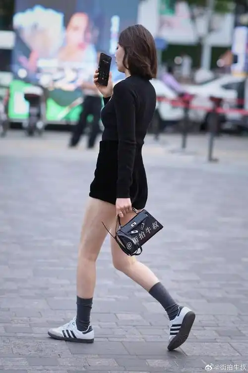 美女一身精致的黑丝绒穿搭出街