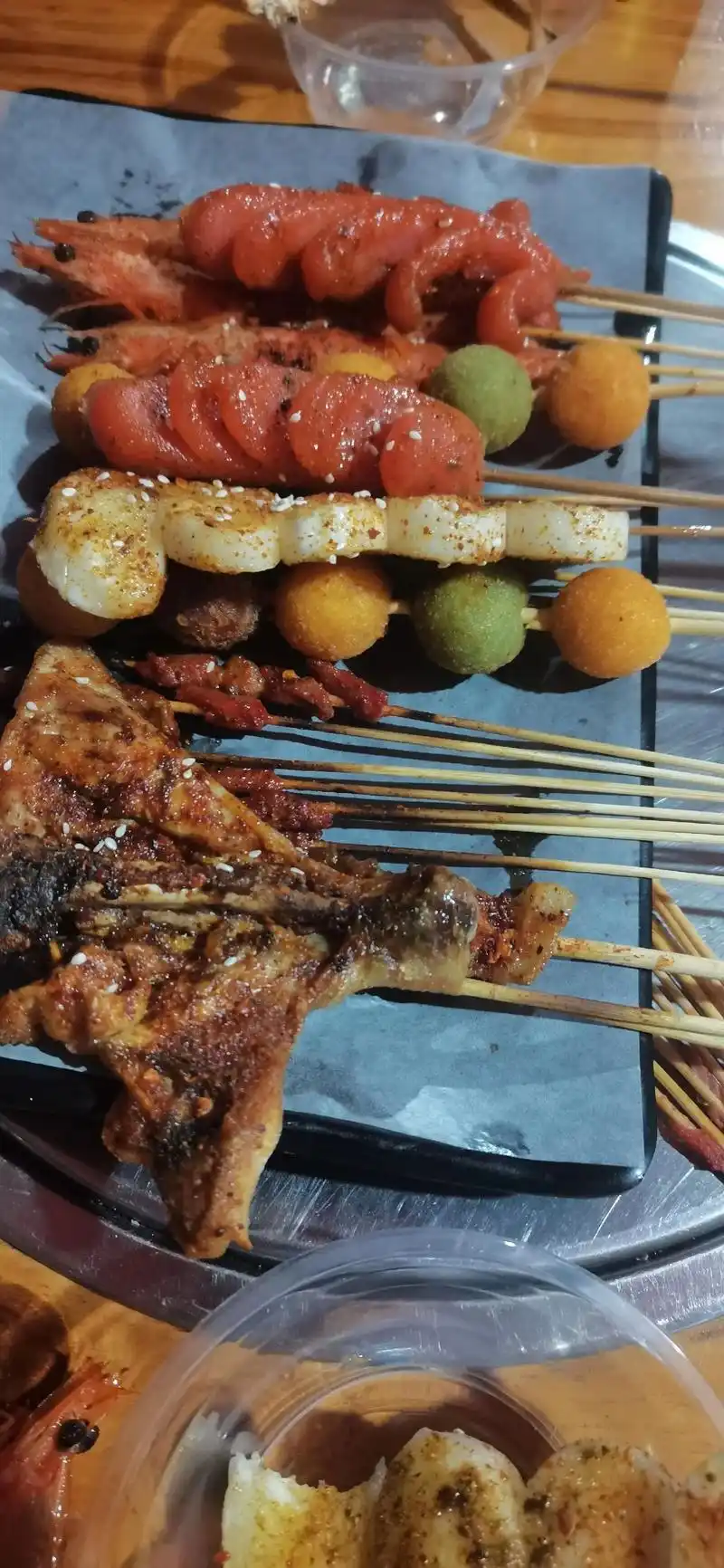 又是一天过去了 快乐的标配,啤酒配烧烤,与生活和解,与快乐 - 抖音