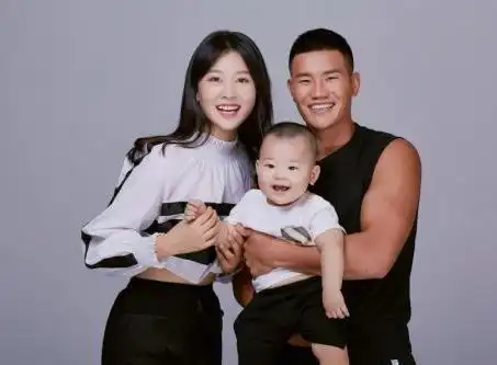 小兵张嘎近照曝光,隐瞒了2年的老婆原来是她?网友:眼光真好