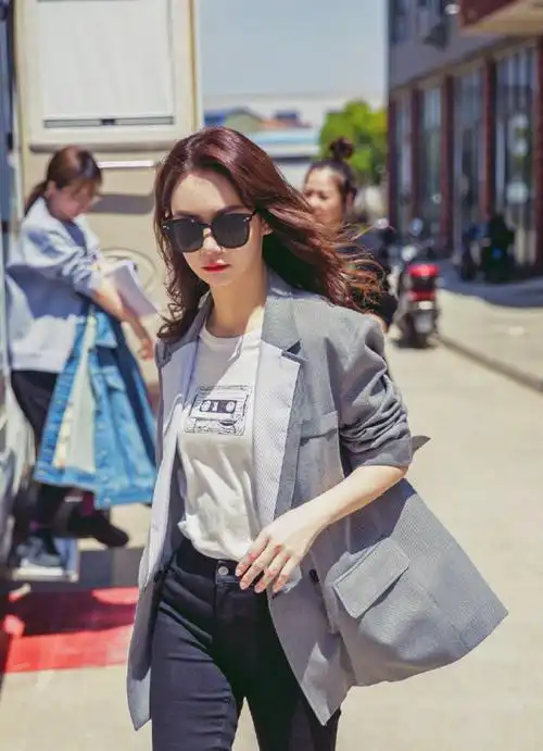 戚薇新出16款牛仔裤潮搭,每套都有设计感,不会街舞也燃爆街头