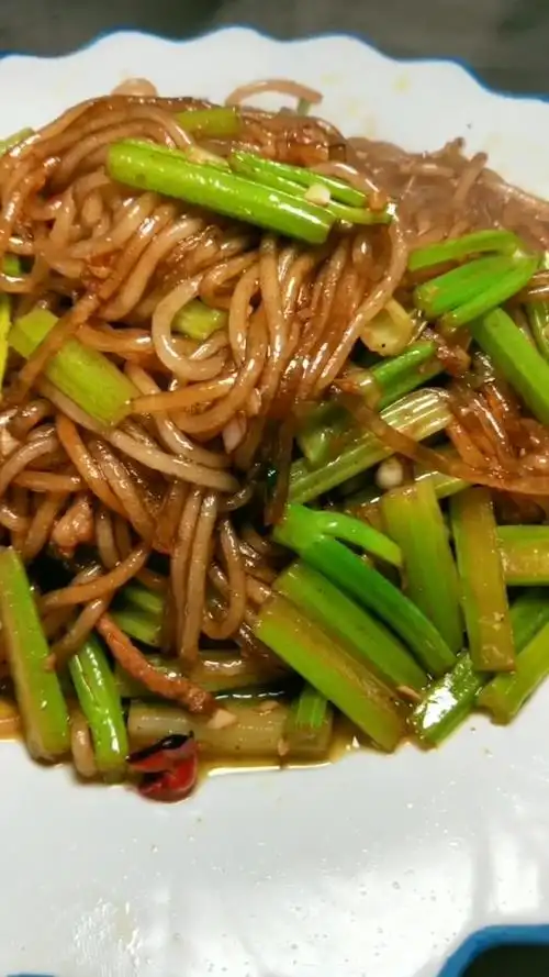 芹菜炒粉这样做全家都爱吃.