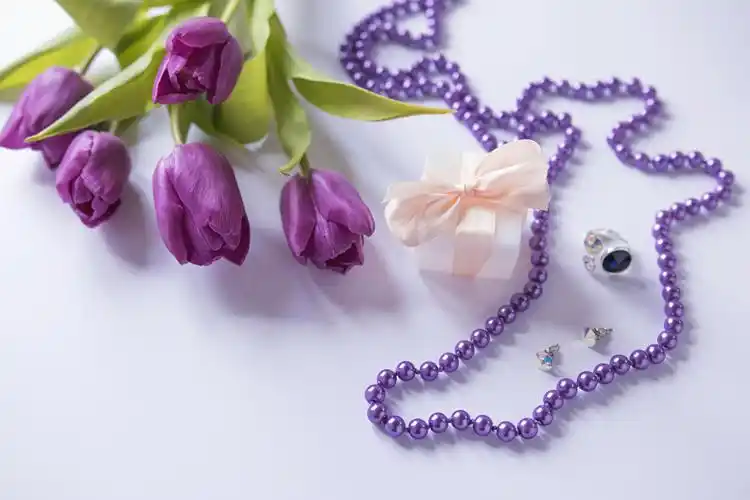 郁金香,首饰,灰色背景,礼物,戒指,雪青色,花卉,照片