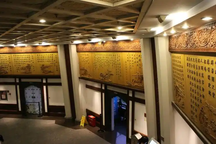 2018雷峰塔游玩攻略,从雷峰塔看下边寺庙,犹如仙...【去哪儿攻略】