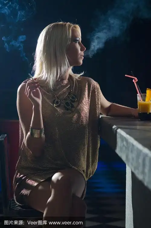 在酒吧抽烟喝酒的女人