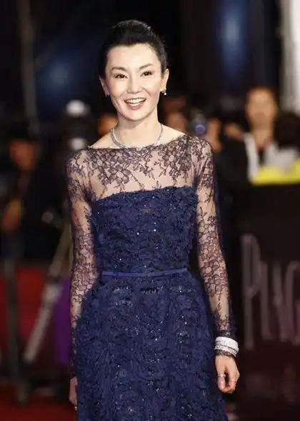 张曼玉老了也是女神,穿上礼裙气质高雅,私下打扮成普通老人!