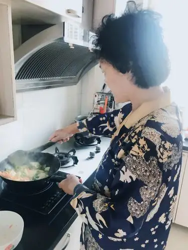 早上起来妈妈在厨房里炒菜,真是惊到了我.