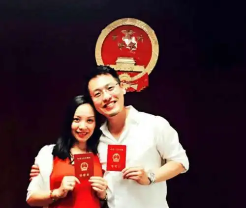 刘畅,1980年出生,新希望集团董事长之女.刘畅目前持有公司36.