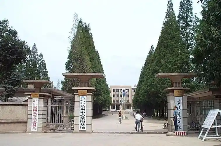 积极进取,不断前进我们秉承"厚德 博学 笃行 致远"的校训从莱阳农学院