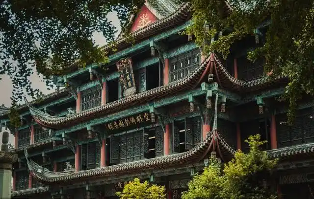 千年古刹文殊院,庄严肃穆,古朴宽敞,为典型的清代建筑