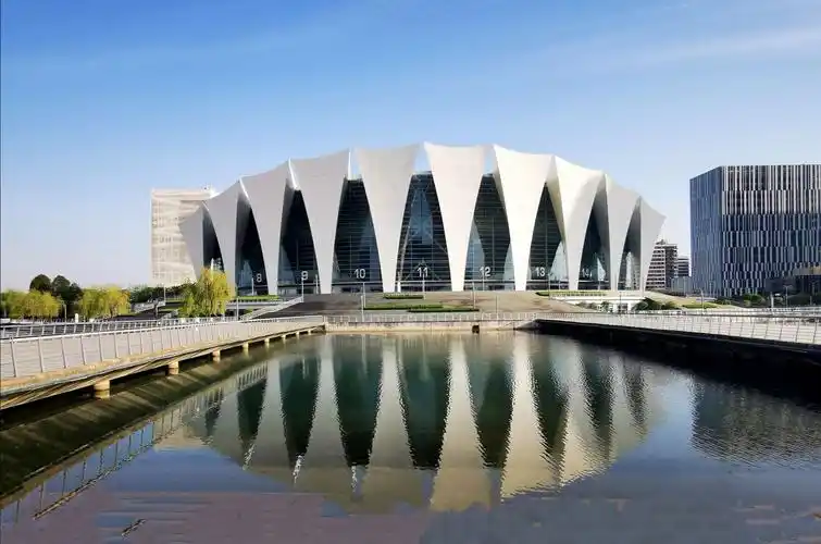 体育馆又称"海上王冠".