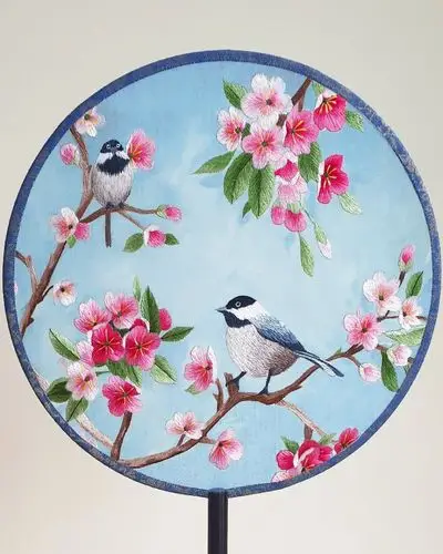 我寻找来自农村的女艺术家来展示她们的中国刺绣作品