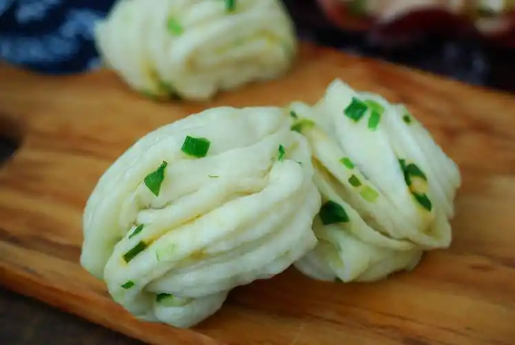 你蒸的花卷颜色不白葱花不绿不够松软不外乎这4个原因