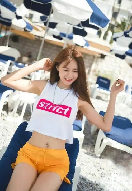 沈梦辰清凉时尚装扮海边游玩肚子上的肚脐钉让人眼前一亮