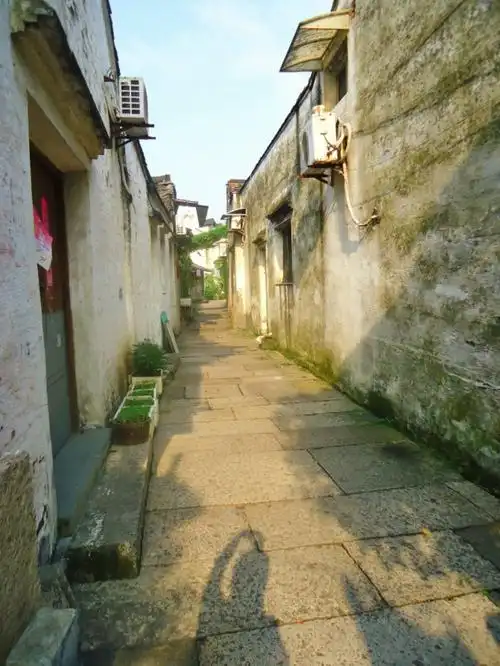 阳光下的巷子,温暖如旧时光的记忆