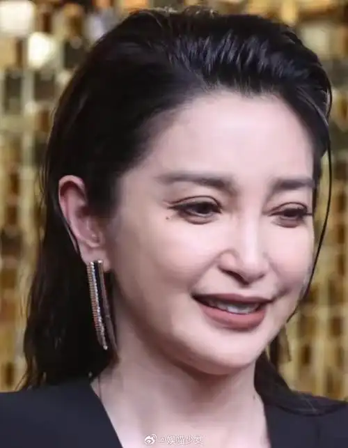 怼脸拍后滤镜泡沫全碎了,鱼尾纹,法令纹,脖子上的皱纹全出来了,谁也逃