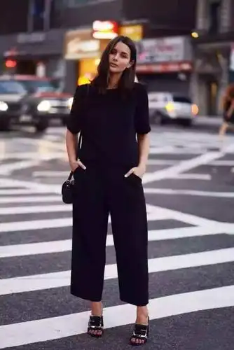 原创今年流行的5种黑色t恤穿搭,时尚又显瘦,简直是女生的福音