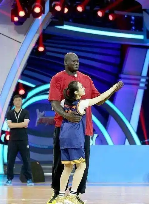 和姚明奥尼尔合影有什么体验?陈乔恩大笑,身高只到姚明腰部!