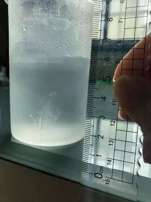 太神奇了,原来水在固态时的体积要比水在液态时的体积大.