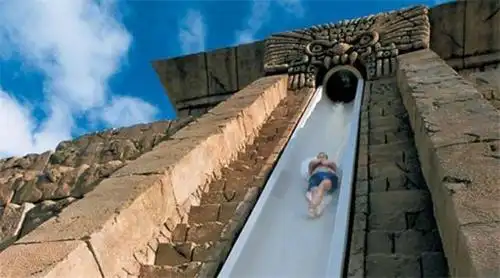 世界上最"刺激"的水上滑梯,从鲨鱼池划过,游客:不敢尝试!